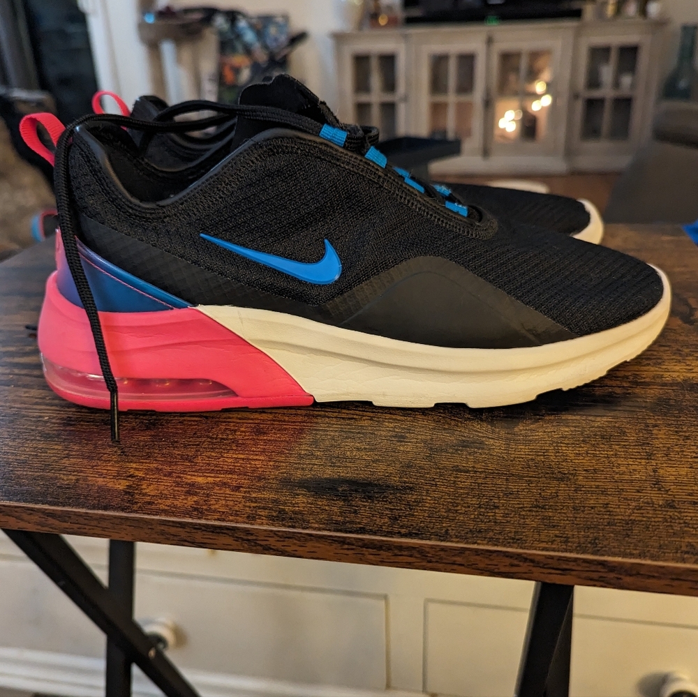 Nike Women's Air Max Motion 2 Sneaker